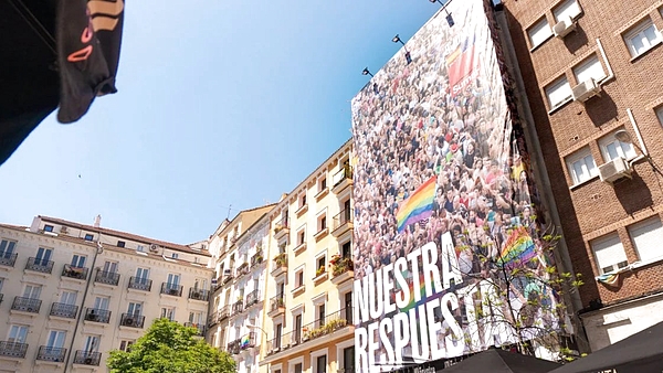 Sumar despliega una lona en Chueca (Madrid) para apoyar los derechos LGTBi frente a la internacional del odio