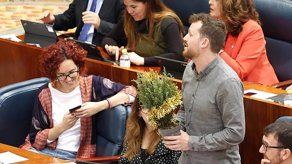 La Asamblea decidirá el próximo viernes si abre expediente al diputado de Más Madrid que simuló disparar en Pleno