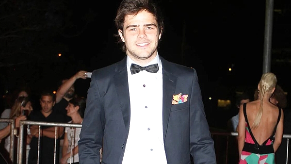 ¿Qué dirá Tini Stoessel? Peter Lanzani se desnudará en una obra de teatro