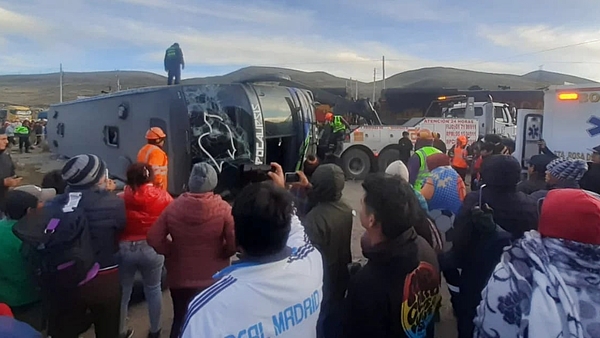 Choque fatal de tren contra bus en La Oroya dejó cuatro fallecidos y decenas de heridos: detalles de la tragedia