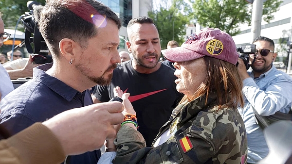 Insultos y amenazas a Irene Montero y Pablo Iglesias a su llegada a los juzgados: Sois unos miserables