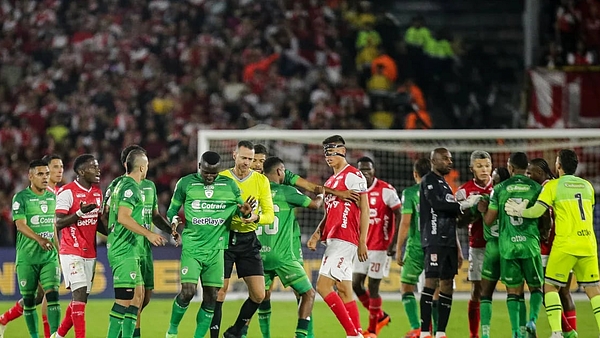 La tremenda patada que Kevin Viveros de La Equidad le pegó a Julián Millán de Santa Fe y se convirtió en la polémica de la fecha