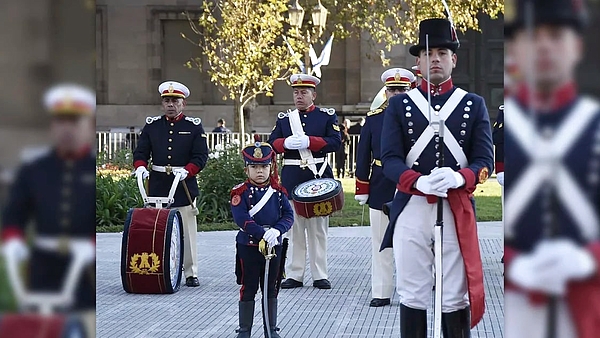 La historia de Lorenzo, el granaderito de 6 años que acaparó todas las miradas durante el acto del 25 de Mayo