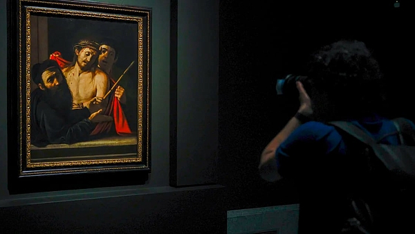 Así ha sido el montaje del ‘Ecce Homo’ en el Museo del Prado: la obra de Caravaggio ya se puede visitar en Madrid