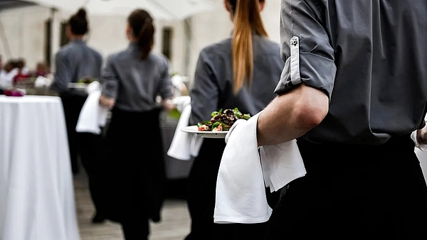 La oferta de empleo en un bar de 56 horas a la semana y solo un día libre: “No llega ni a 7 euros por hora”