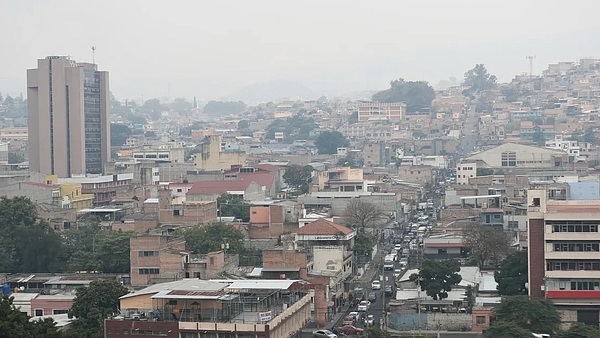 Alumnos retornan a clases en Honduras ante un ligero descenso de la contaminación del aire