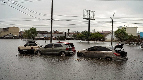 Una Porto Alegre aún inundada recupera los vuelos comerciales desde una base militar