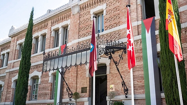 La Casa Árabe despliega en su sede de Madrid dos pendones de Palestina tras el reconocimiento