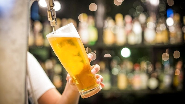 ¿Cerveza fría en minutos?: el truco que seguro no sabías para no tener que esperar por tu bebida favorita