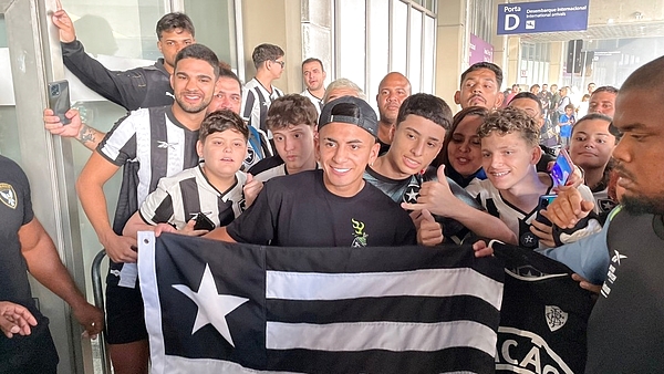 Thiago Almada llegó a Río de Janeiro y fue recibido por los hinchas del Botafogo