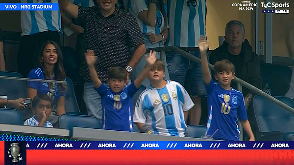 Video: El tierno saludo de Messi con su familia en la previa