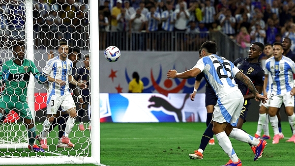 Video: doble cabezazo de Selección y gol de Lisandro Martínez