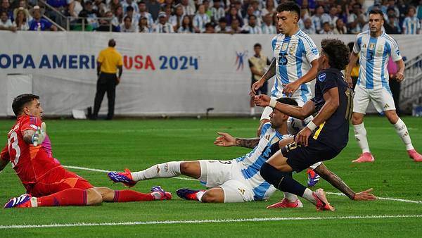 Video: así fue la primera gran tapada de Dibu Martínez