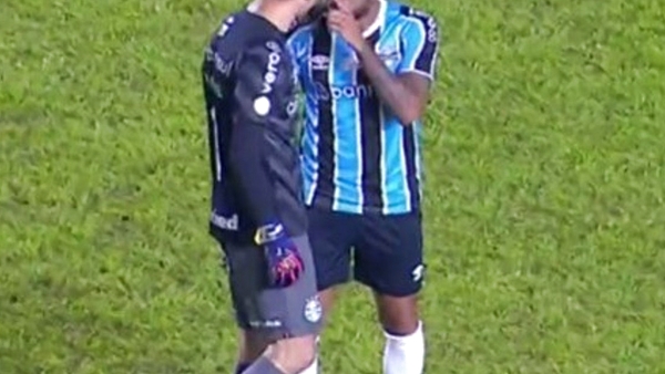 Video: Marchesín y Reinaldo, compañeros en Gremio, casi se van a las manos en pleno partido