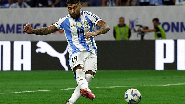 Otamendi: su penal top ante Ecuador, el elogio al Dibu Martínez y su rol en la Selección