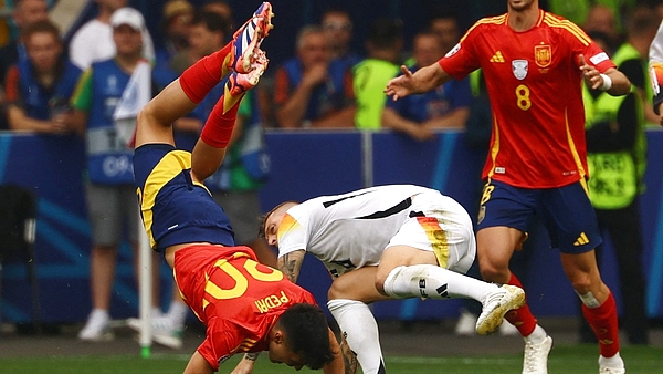 Video: la dura patada de Toni Kroos a Pedri a los tres minutos del partido entre Alemania y España