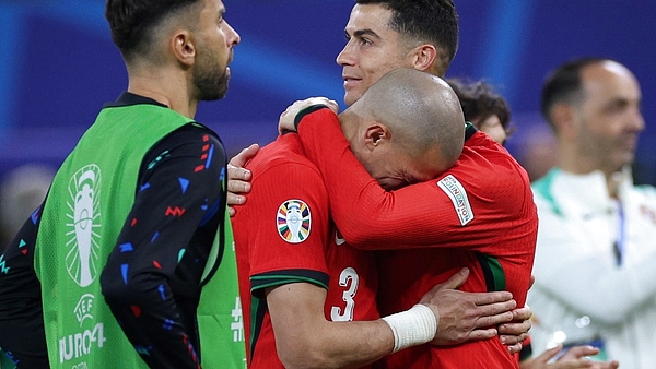 Video: el desconsuelo y las lágrimas de Cristiano Ronaldo y Pepe tras quedar eliminados de la Euro