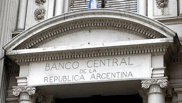 Cepo al dólar: el BCRA relajó controles para transferir divisas