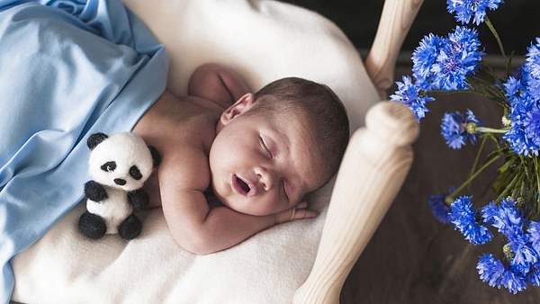 ¿La Luna realmente puede influir en el nacimiento de los niños? Esto dice la ciencia sobre la supuesta relación entre los partos y las fases lunares