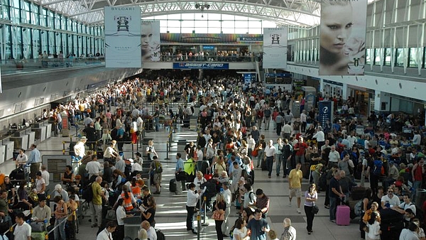 El Gobierno refuerza los controles en aeropuertos y fronteras ante el avance de la viruela del mono