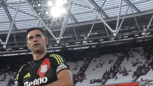 Video: Dibu Martínez tiró sus guantes a la tribuna y fue ovacionado por los hinchas del Aston Villa