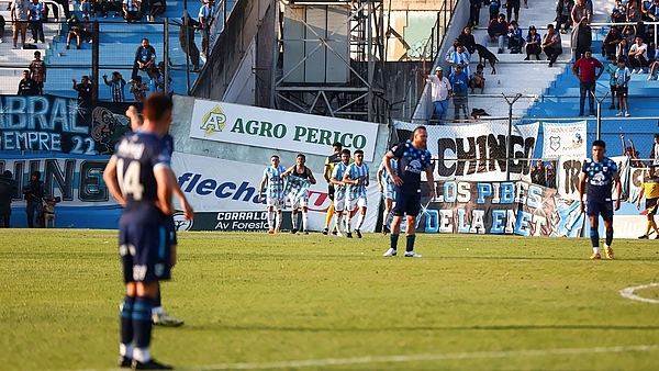 Video: el golazo de detrás de mitad de cancha en la Primera Nacional