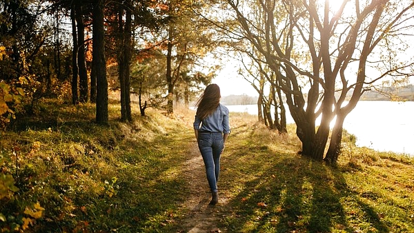 Los beneficios de la Caminata Silenciosa, el método que combina el ejercicio con la calma interior y la claridad mental