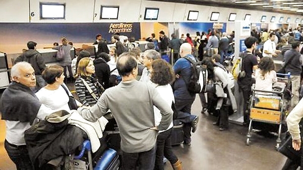 Demoras en Aeroparque por una medida gremial: cambios de horario y vuelos derivados a Ezeiza