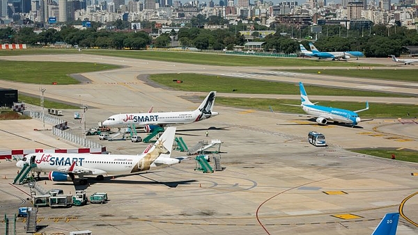 Alerta por demoras en aeropuertos y cambios en terminales de salida y llegada