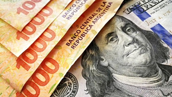 Por qué aumenta la deuda en dólares y cae en pesos: cruce entre el Gobierno y economistas