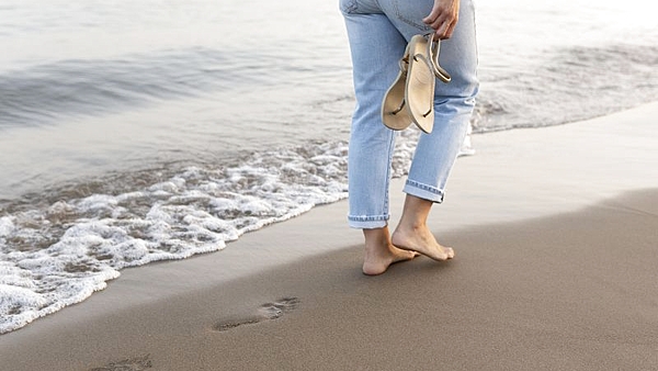 Los beneficios de caminar descalzo: así afectan las zapatillas a tu pie y tu salud