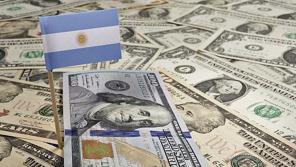 La brecha del CCL con el dólar importador es de 17% pero el cepo se mantiene