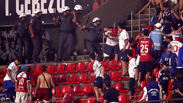 Otra vez represión en Brasil: les pegaron a los de Nacional en el Morumbí