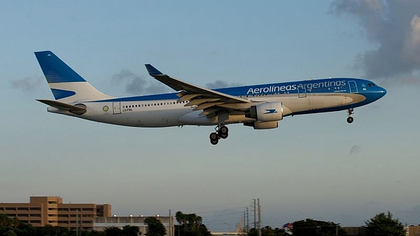 Aerolíneas Argentinas ofrece pasajes baratos a 18 cuotas sin interés con este banco: cuáles son los requisitos