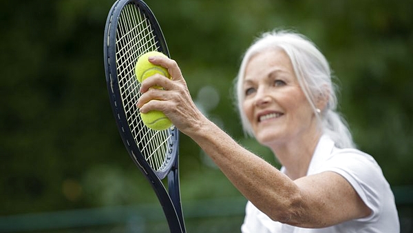 Por qué el tenis tiene más beneficios para la salud física y mental que otros deportes, según los expertos