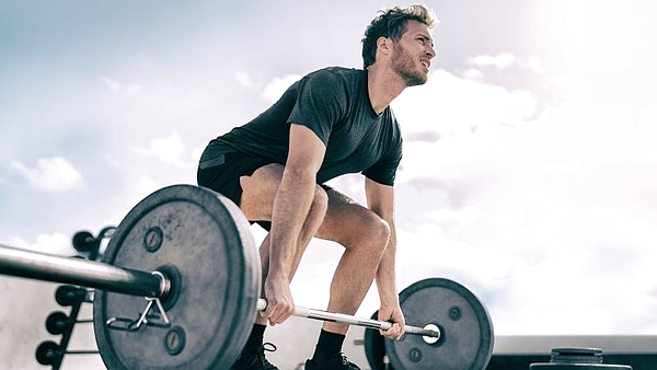 Los 9 ejercicios de gimnasio indispensables para ganar músculo en menos de una semana