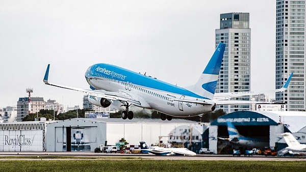 Aerolíneas Argentinas reprogramó varios vuelos por las asambleas en Ezeiza y otros aeropuertos del país