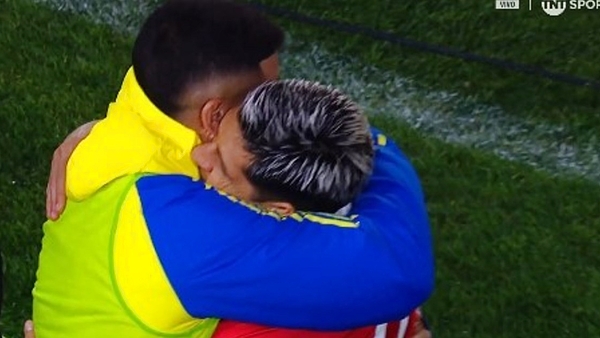 El abrazo entre Enzo Pérez y Marcos Rojo en Estudiantes vs. Boca