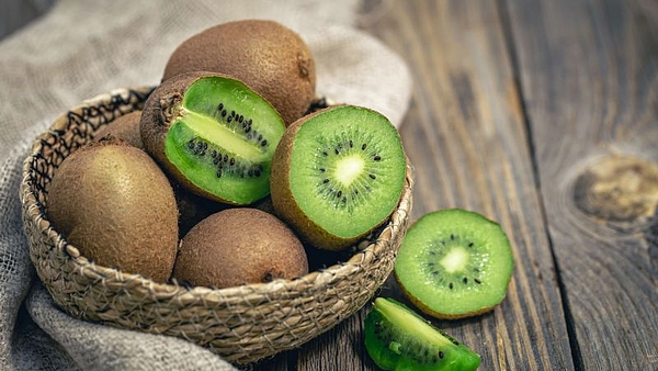 La investigación científica que reveló cuáles son los beneficios de comer kiwi en ayunas