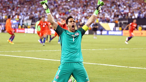 Se retira Claudio Bravo, ex compañero de Messi y verdugo de la Selección Argentina