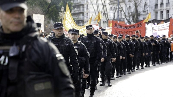 La Policía reprimió a jubilados que se movilizaban en rechazo al veto de Milei