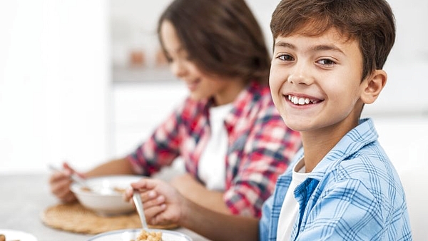 Una investigación científica reveló cuál es el alimento clave que deben comer los niños para ser más altos