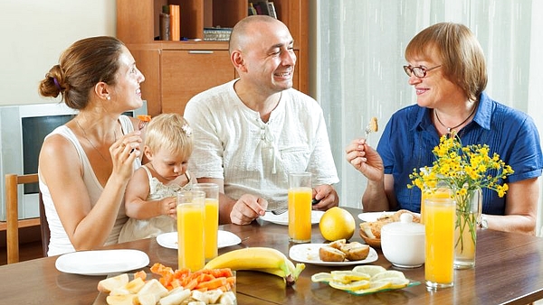 El desayuno ideal para cada edad: cuántas calorías deben consumir a la mañana los niños, los adolescentes, los adultos y los mayores de 55 años