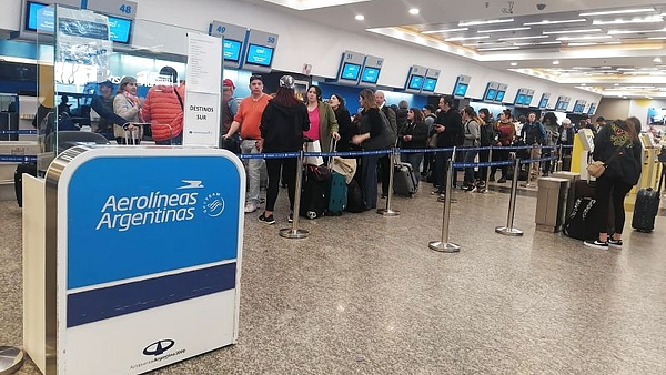 Los gremios aeronáuticos fueron convocados por Aerolíneas Argentinas para destrabar el conflicto salarial