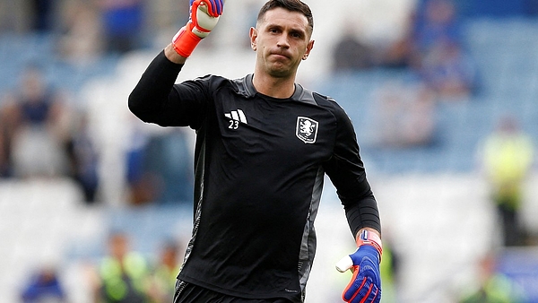 Con el Dibu Martínez, el Aston Villa visita al Leicester City en la Premier League