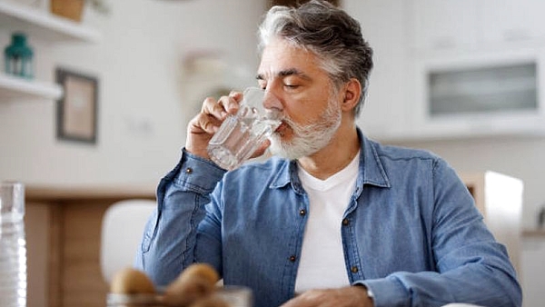 Cuánto líquido hay que tomar por día para estar saludable: qué dice la ciencia sobre el mito de los 8 vasos diarios