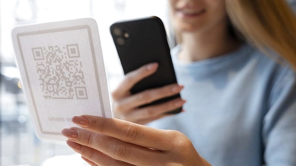 Antes de la tarjeta bimonetaria, billetera virtual lanza la opción de pagar en dólares con código QR