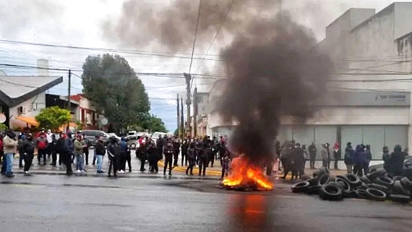 Escala el conflicto en Misiones: al acampe de los policías se suman estatales