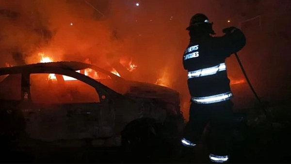 Violencia en Rosario: incendiaron cuatro autos en la cuadra donde hay una comisaría