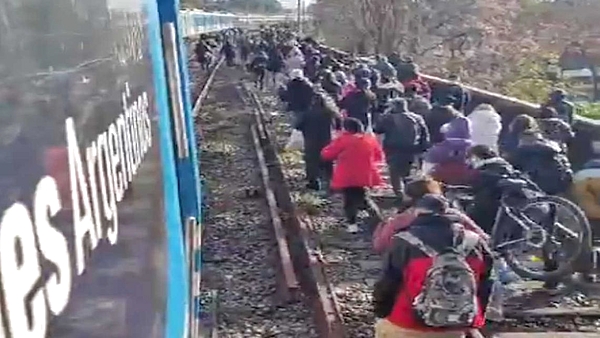 El tren Roca sufrió demoras por una falla eléctrica y los pasajeros tuvieron que caminar por las vías